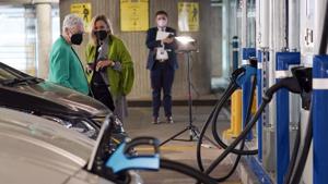 Rào cản nào ảnh hưởng đến doanh số bán xe điện khiến các nhà sản xuất lo ngại?