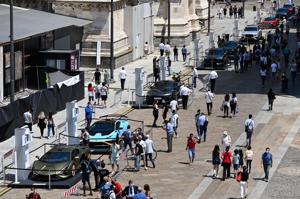 Người giàu đổ xô mua sắm, Lamborghini sắp bán hết xe