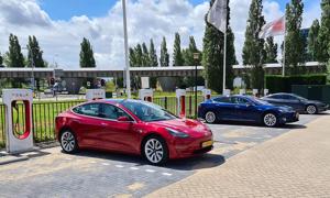 Tesla sẽ cho các đối thủ sạc chung xe điện