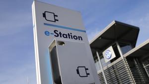 Bất chấp đại dịch Covid-19, doanh số bán “xe xanh” ở Châu Âu tăng vọt