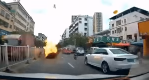 Toyota Camry bất ngờ phát nổ trên đường phố đông đúc của Trung Quốc