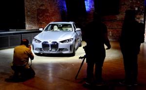 BMW hé lộ cặp đôi xe điện i4 và iX