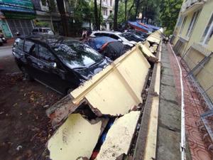 Bị tường đổ vào xe, chủ xe sẽ được bảo hiểm đền ra sao?