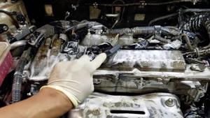 Cách vệ sinh khoang động cơ ô tô hiệu quả