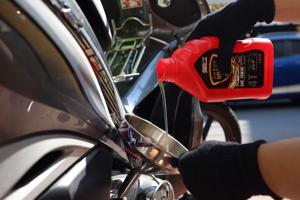 Cách thay nhớt cho xe máy tại nhà mùa dịch