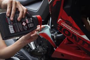 Vì sao xe máy bị bó biên?