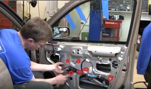 Nguyên nhân và cách khắc phục cửa kính ô tô bị kẹt