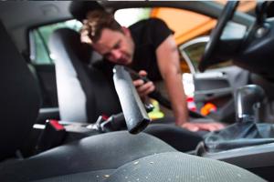 Làm thế nào để loại bỏ nấm mốc bên trong xe ô tô để lâu không dùng?