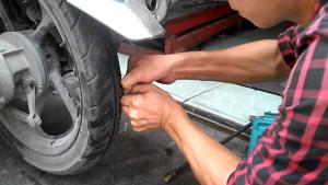 Lốp xe máy bị phồng có nguy hiểm không?