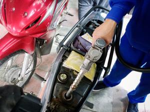 Xe máy bị hao xăng do đâu?