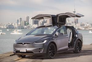 Tài xế quên đóng, cửa cánh chim của Tesla Model X gãy tung 