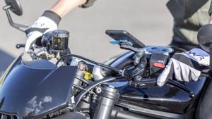 Apple cảnh báo camera của iPhone có thể bị hỏng do rung xe máy