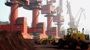 Các nhà sản xuất ô tô đau đầu tìm nguồn cung ứng đất hiếm mới