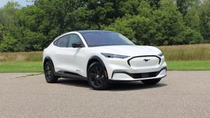 Ford triệu hồi Mustang Mach-E vì lỗi kính chắn gió và cửa sổ trời