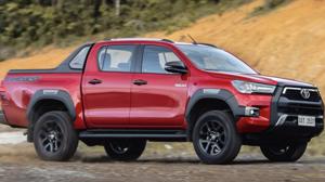 Toyota Hilux 2022 được bổ sung trang bị, tăng giá bán