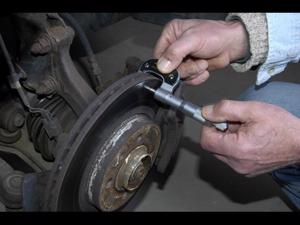 Xử lý như thế nào khi phanh xe ô tô bị bó cứng?