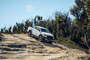 Lái xe trên địa hình đồi núi hiểm trở như thế nào để đảm bảo an toàn?