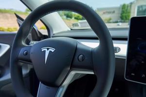 Nghi vấn máy chủ Tesla gặp sự cố khiến nhiều chủ xe không thể khởi động ô tô