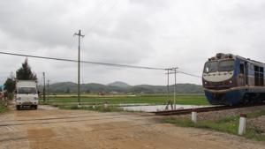 Kinh nghiệm "sống còn" khi lái xe qua đường sắt