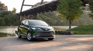 Toyota triệu hồi 2.259 minivan Sienna 2022