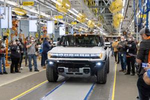 Danh hiệu bán nhiều ô tô nhất tại Mỹ của GM sắp rơi vào tay Toyota