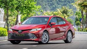 Đại lý xả hàng Toyota Camry bản cũ, giảm giá tới 100 triệu đồng