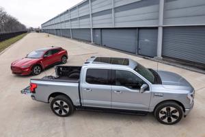 Bán tải điện Ford F-150 Lightning có thể sạc điện cho một EV khác