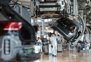 Sản lượng ô tô toàn cầu năm 2021 giảm khoảng 10 triệu chiếc 