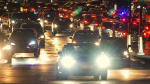 Quốc gia đầu tiên yêu cầu mọi ô tô bán ra phải tự động bật đèn pha