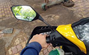 Có được lắp gương chiếu hậu xe máy loại thời trang?