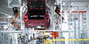 Các nhà sản xuất ô tô thế giới "quay cuồng" tìm nguồn cung thay thế Ukraine