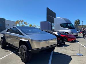 Elon Musk “chốt” lịch sản xuất Cybertruck, Roadster và Semi