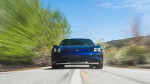 Quay 69 vòng liên tiếp trên băng, Porsche Taycan lập kỷ lục Guinness thế giới