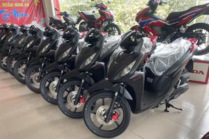 Loạn giá, "xe quốc dân" Honda Vision lập đỉnh mới, xe mới chênh cả chục triệu đồng