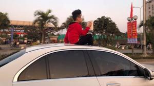 Thò đầu qua cửa sổ trời ô tô “hóng gió” có vi phạm luật giao thông?