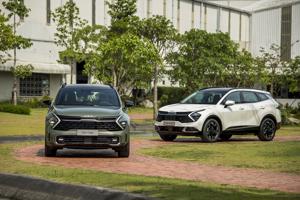 Ô tô mới dồn dập ra mắt, thị trường xe Việt cạnh tranh gay gắt