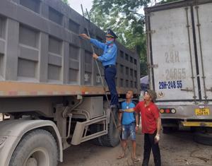 Tăng cường kiểm tra, xử lý nghiêm xe vi phạm về kích thước thùng hàng, quá tải
