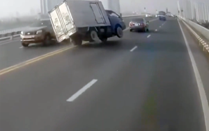 Tình huống giao thông: Xe con “đánh võng” khiến tải lật nghiêng trên cầu Thăng Long