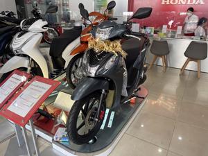 Honda Vision vẫn chênh giá cao trong tháng Ngâu