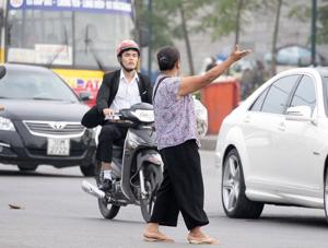 Hà Nội sẽ xử lý nghiêm các trường hợp người đi bộ cố tình "phớt lờ'' cầu bộ hành