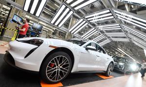 Các nhà sản xuất ô tô kiếm tiền thế nào trong khi sản xuất ít ô tô hơn?