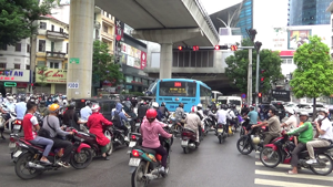Vượt đèn đỏ, "đặc sản" giờ cao điểm ở Hà Nội