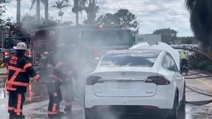 Xe Tesla bốc cháy sau khi bị ngập nước