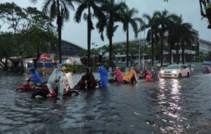 Bạn có biết: Cách xử lý khi xe máy bị ngập nước, chết máy