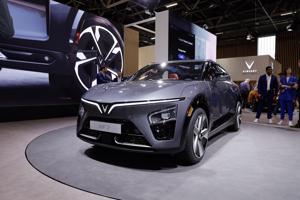 Chi tiết VinFast VF 7 tại Paris Motor Show 2022 dưới góc nhìn phóng viên thế giới