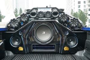 Soi dàn loa “khủng” trên ô tô trị  giá hàng trăm tỷ đồng lần đầu xuất hiện tại Hà Nội