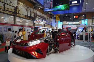 Ngành công nghiệp hỗ trợ ô tô Việt: “Cửa sáng” nhưng liệu có dễ đi?