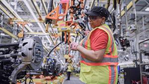 CEO Ford: Xe điện trong tương lai sẽ được "đơn giản hóa triệt để", sử dụng pin nhỏ hơn