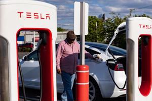 Cuộc cạnh tranh khốc liệt về chuẩn sạc xe điện tại Mỹ