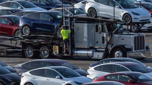 Các nhà sản xuất ô tô lớn của Đức đang phải vật lộn để chống lại Tesla